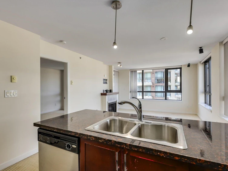 607-1 Renaissance Square, New Westminster, BC, V3M 0B6 - 5