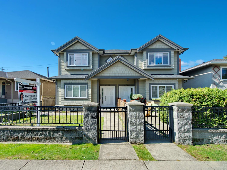 6727 Main Street, Vancouver, BC, V5X 3H4