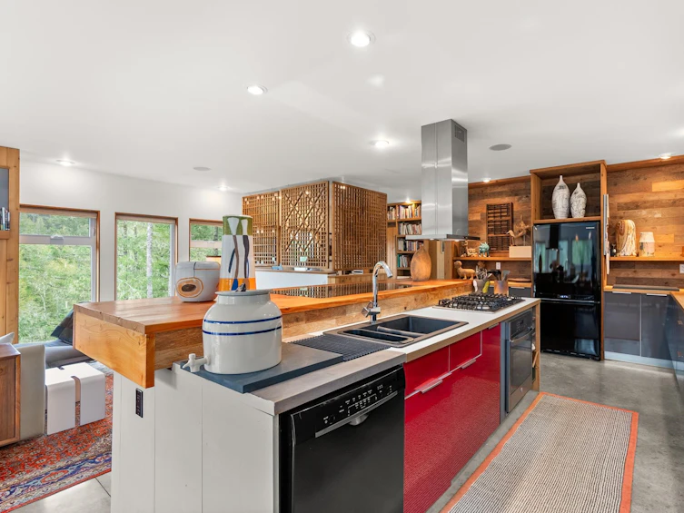 9752 Secret Road, Halfmoon Bay, BC, V7Z 1G1 - 9