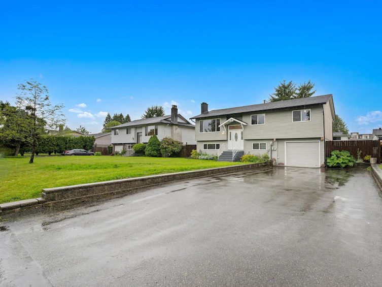 11881 Gee Street, Maple Ridge, BC, V2X 7L8 - 2
