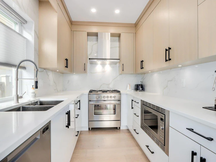 980 East 13th Avenue, Vancouver, BC, V5T 2L7 - 8