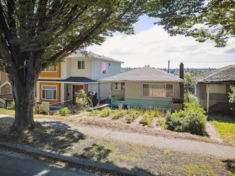 3110 E 8th Avenue, Vancouver, BC, V5M 1X6 - 2