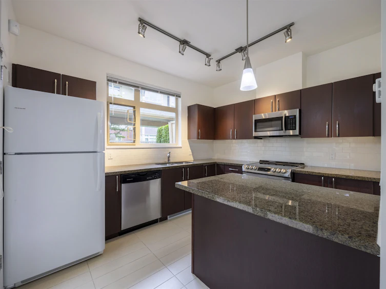 7353 Macpherson Avenue, Burnaby, BC, V5J 0B2 - 9