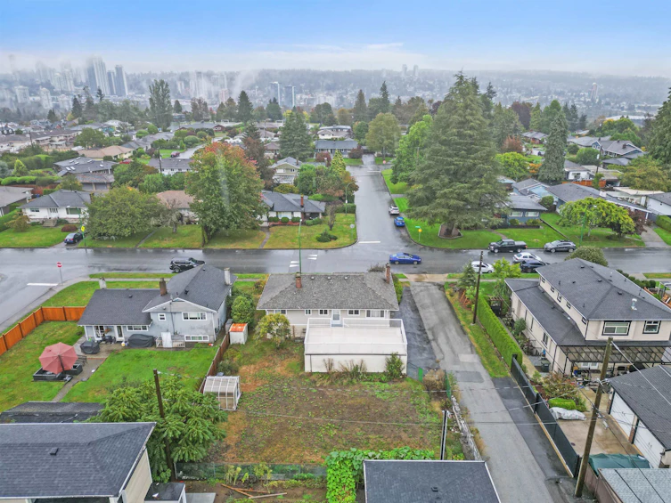 7817 Langley Street, Burnaby, BC, V3N 3Z9 - 31