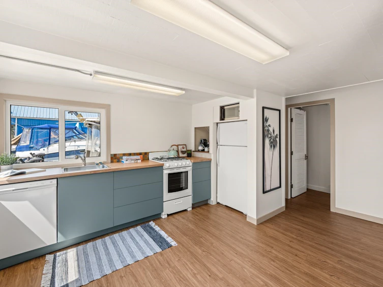 AA03-8211 River Road, Richmond, BC, V6X 1X8 - 16