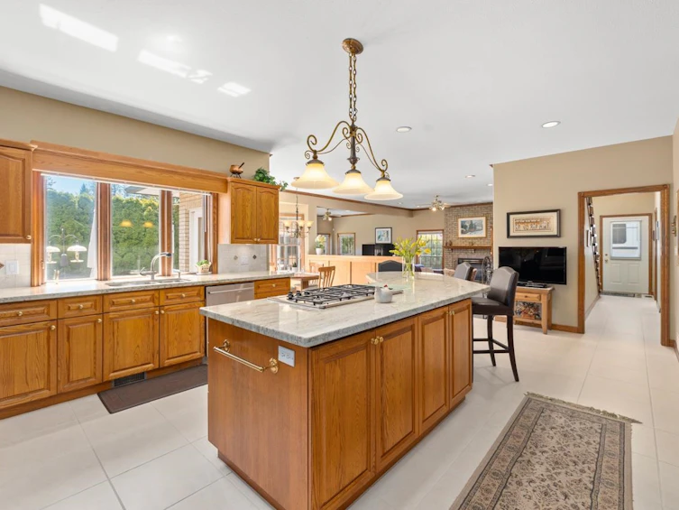 13672 19 Avenue, Surrey, BC, V4A 9E9 - 13