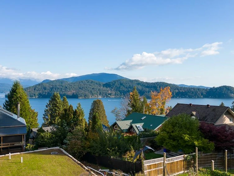 531 Central Avenue, Gibsons, BC, V0N 1V1