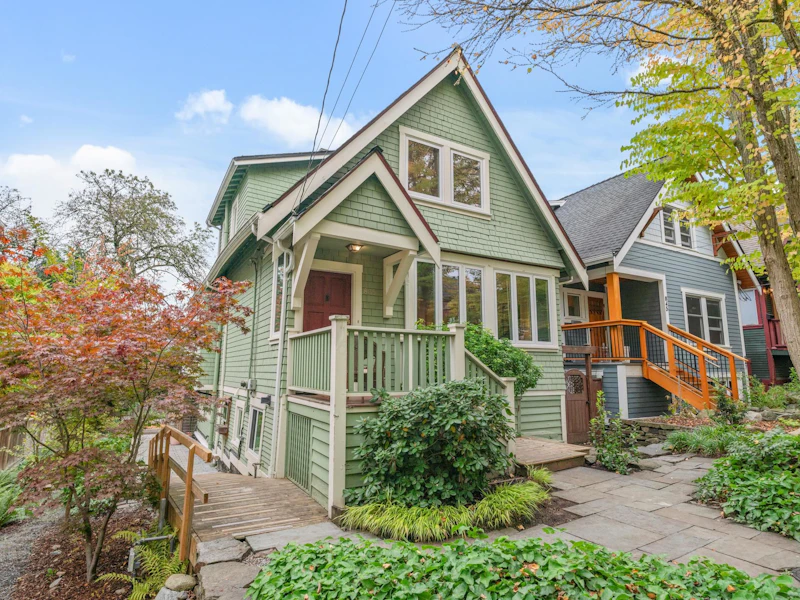 835 E 31st Avenue, Vancouver BC V5V 2X2