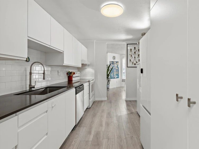 302-1830 East Southmere, Surrey, BC, V4A 9C2 - 2
