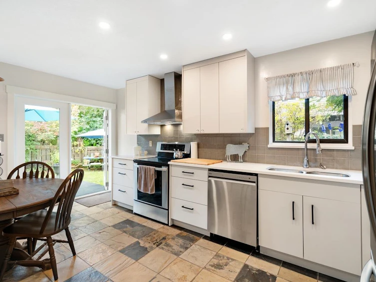 2532 Burian Drive, Coquitlam, BC, V3K 5W9 - 5