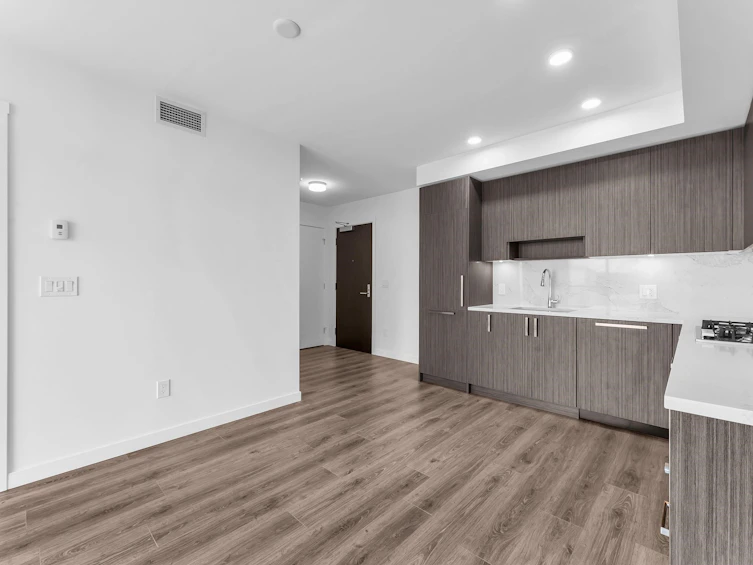 809-13350 Central Avenue, Surrey, BC, V3T 0S1 - 13