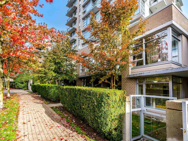 TH1-9266 University Crescent, Burnaby, BC, V5A 4Z1 - 2