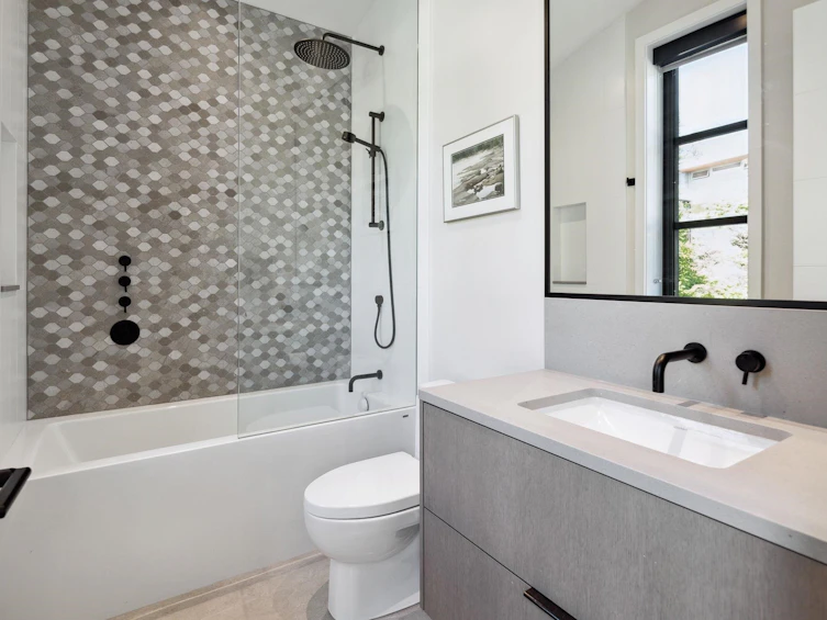 207 Carisbrooke Crescent, North Vancouver, BC, V7N 2S2 - 18