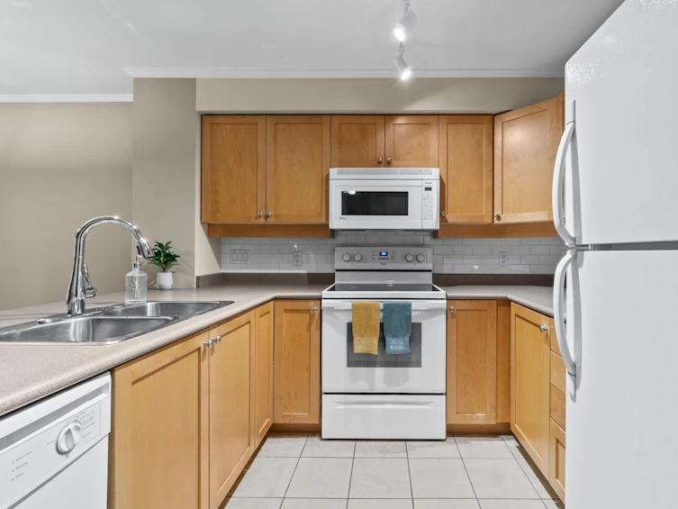 301-808 Sangster Place, New Westminster, BC, V3L 5W3 - 5