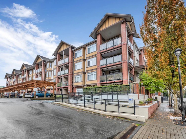 202-5650 201a Street, Langley, BC, V3A 0B3