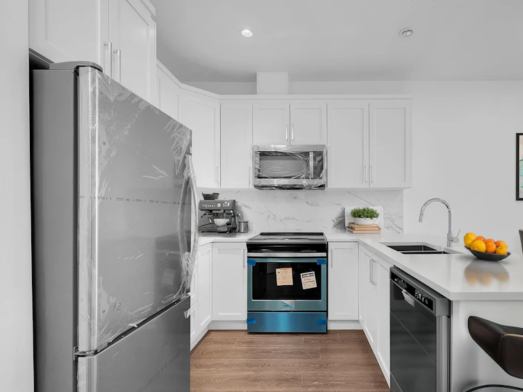 505-9983 East Barnston, Surrey, BC, V4N 6T3 - 3