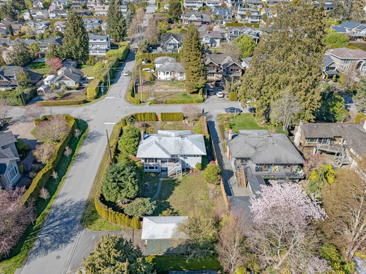 2296 Jefferson Avenue, West Vancouver, BC, V7V 2A8 - 36