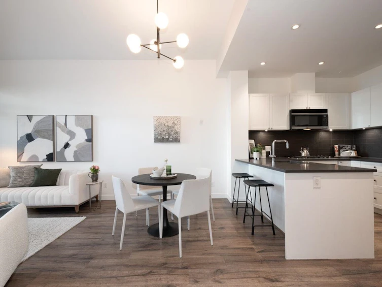 207-105 W 2nd Street, North Vancouver, BC, V7M 0E3 - 2