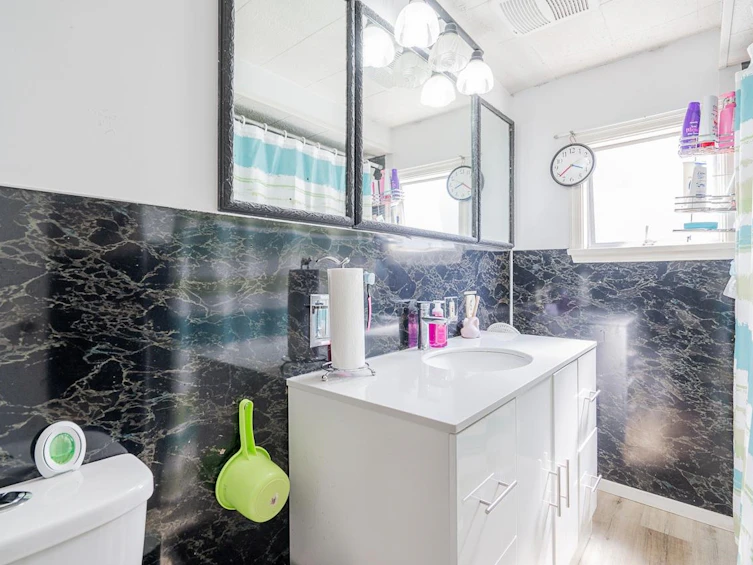 7733 Burgess Street, Burnaby, BC, V3N 3J1 - 17