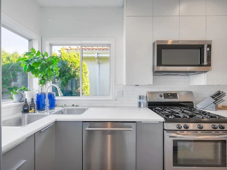 957 E 24th Avenue, Vancouver, BC, V5V 2A8 - 11