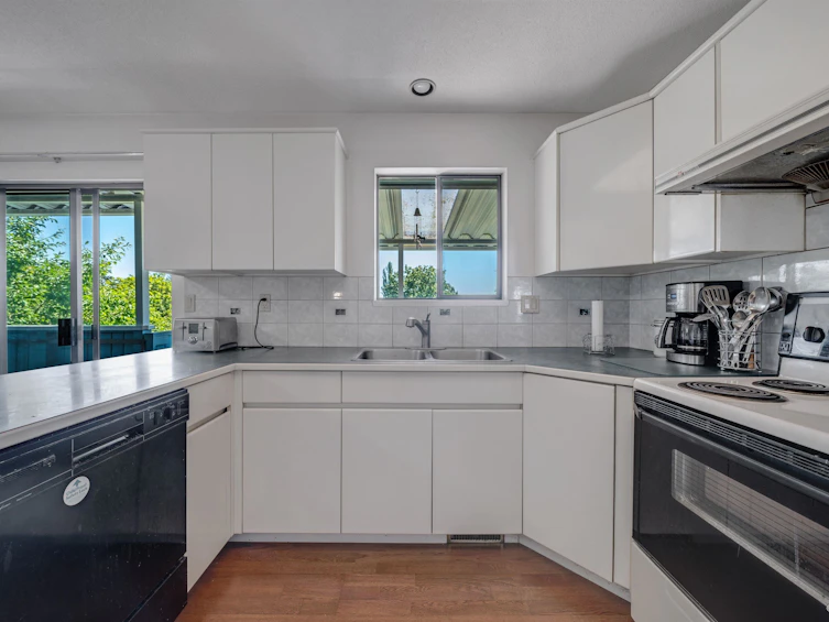 6950 Mario Court, Burnaby, BC, V5B 4S2 - 9