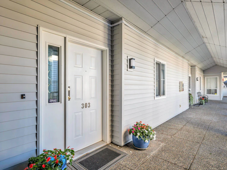 303-4955 River Road, Delta, BC, V4K 4V9 - 4