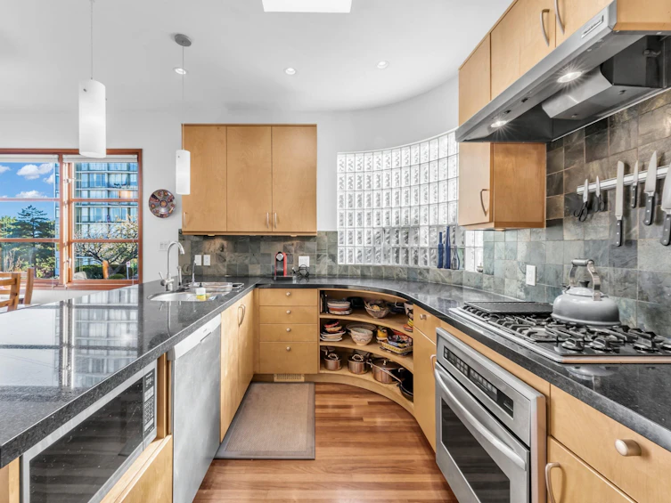 1675 Larch Street, Vancouver, BC, V6K 3N7 - 9