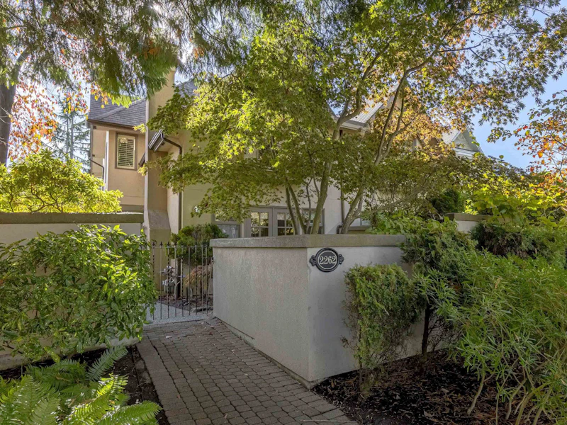 2262 W 14th Avenue, Vancouver BC V6K 2W1