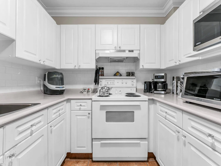 206-9942 151 Street, Surrey, BC, V3R 0V4 - 11