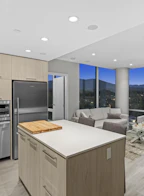2602 680 Seylynn Crescent