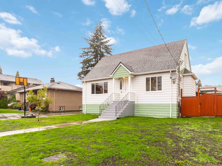 223 Ninth Avenue, New Westminster, BC, V3L 2A2