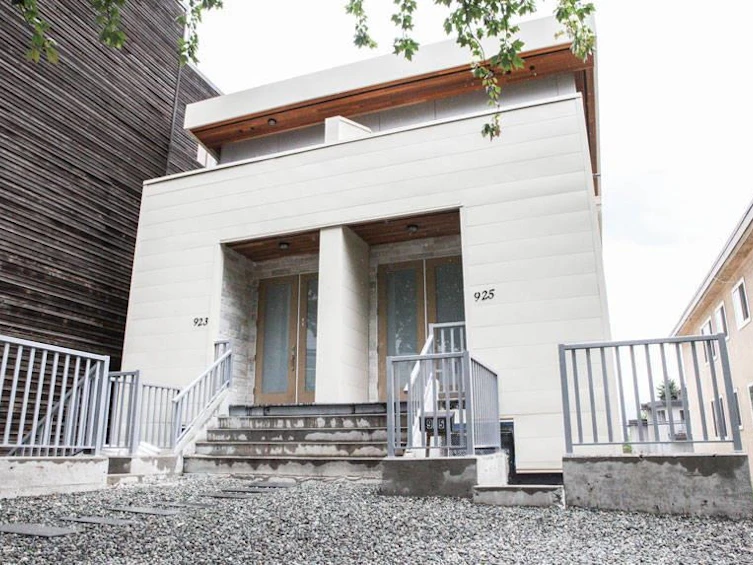 925 E Broadway, Vancouver, BC, V5T 1Y3