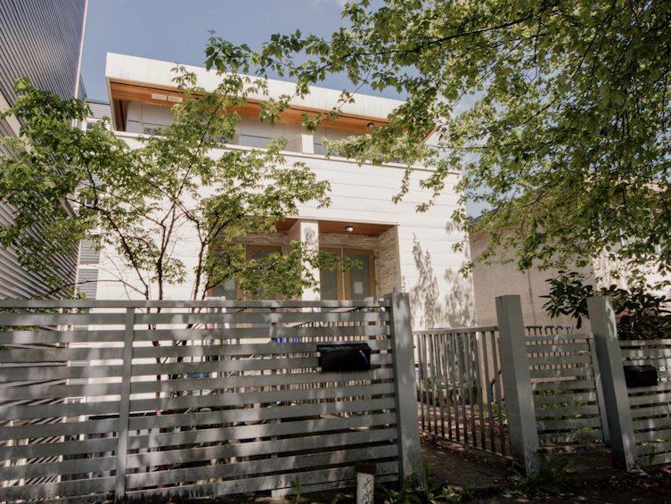 925 E Broadway, Vancouver, BC, V5T 1Y3 - 2