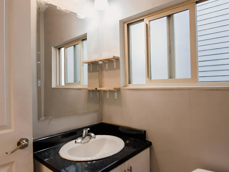 925 E Broadway, Vancouver, BC, V5T 1Y3 - 11