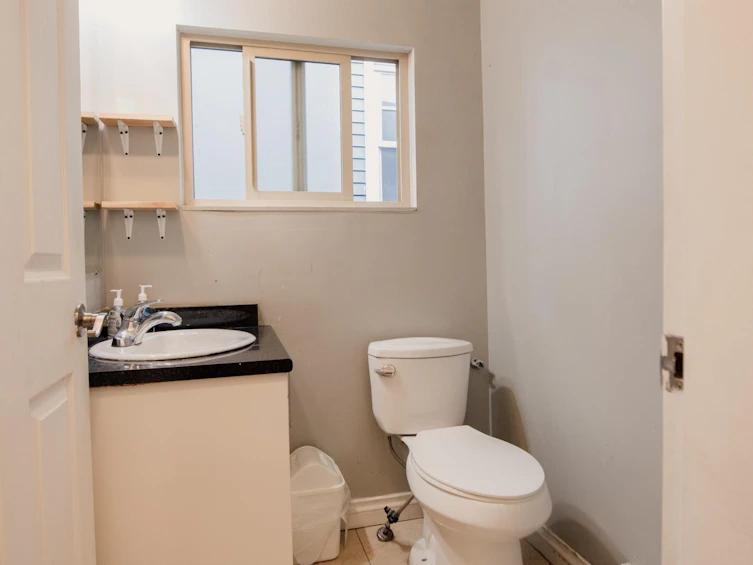 925 E Broadway, Vancouver, BC, V5T 1Y3 - 32