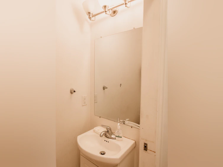 925 E Broadway, Vancouver, BC, V5T 1Y3 - 34