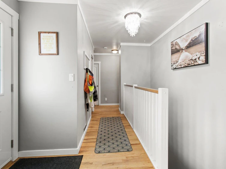 9050 Sunset Drive, Chilliwack, BC, V2P 3X9 - 9