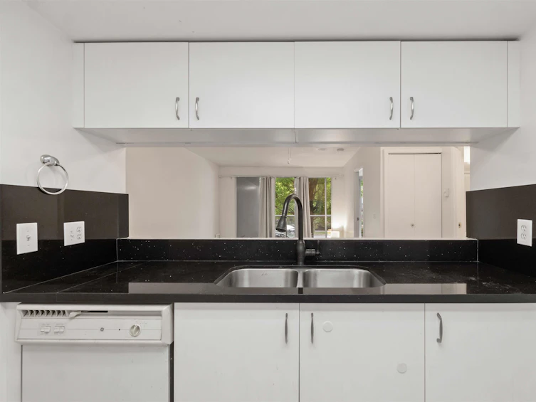 209-10523 University, Surrey, BC, V3T 5T8 - 7