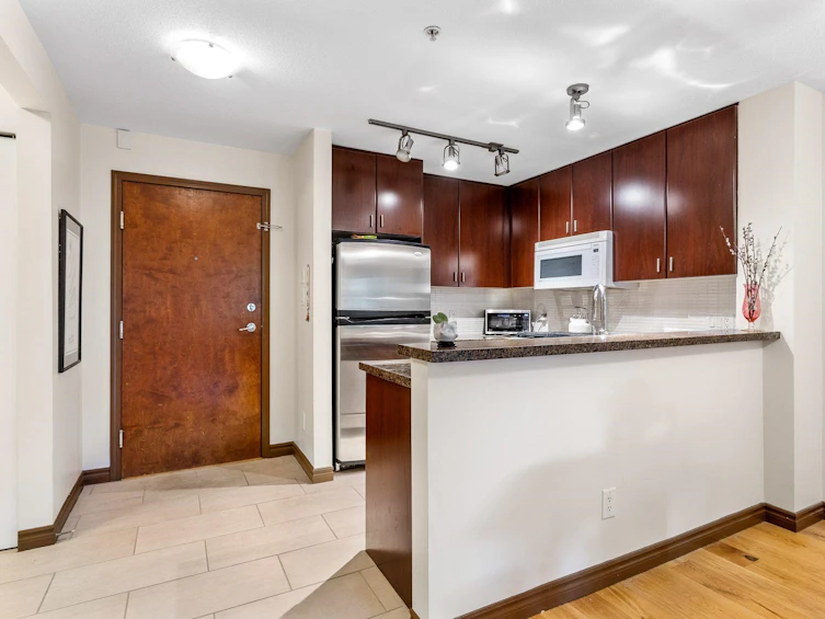 203-6888 Southpoint Drive, Burnaby, BC, V3N 5E3 - 4