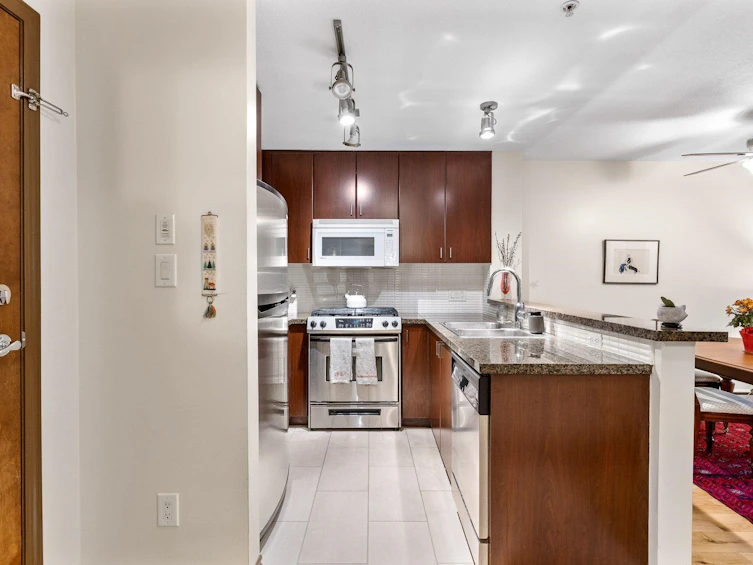 203-6888 Southpoint Drive, Burnaby, BC, V3N 5E3 - 6