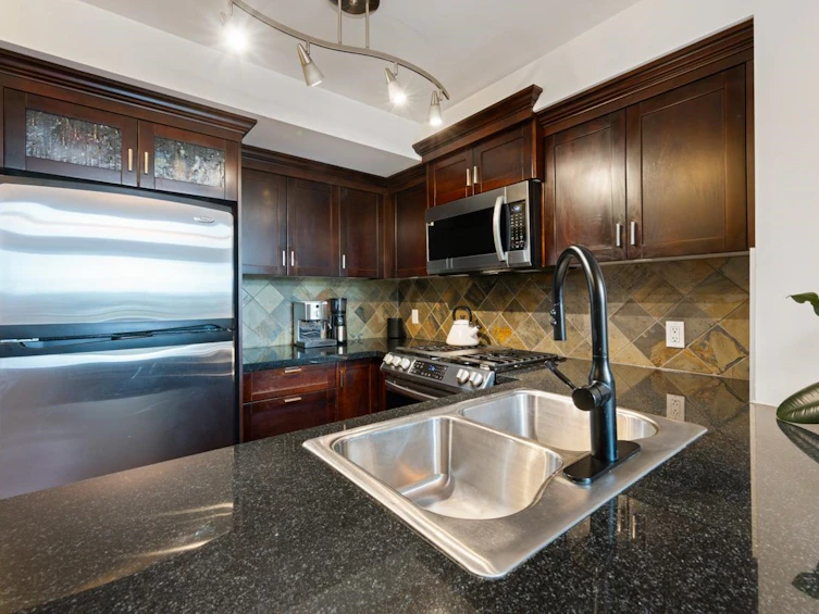 310-10 Renaissance Square, New Westminster, BC, V3M 7B1 - 4