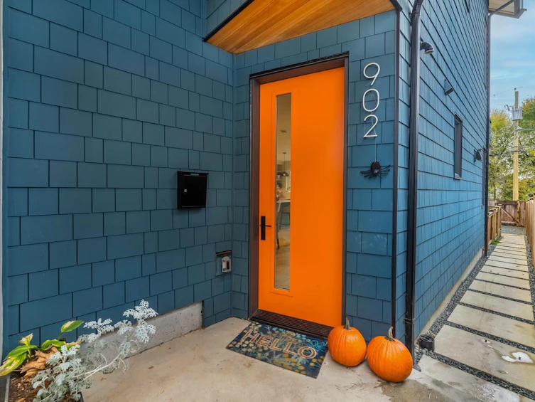 902 E 37th Avenue, Vancouver, BC, V5W 1G2 - 2