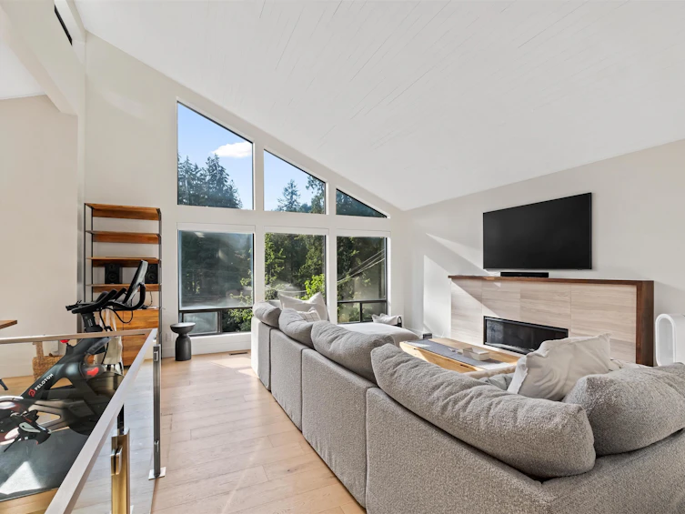 1050 Riverside Drive, North Vancouver, BC, V7H 1V5 - 2