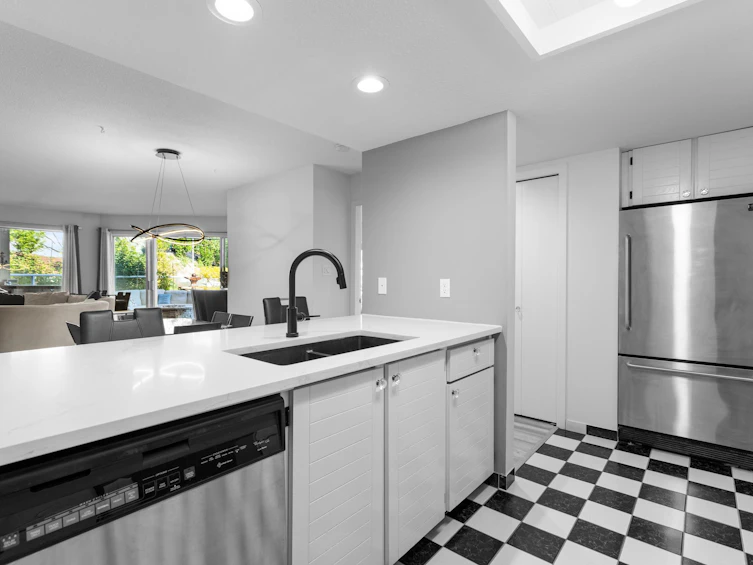 102-15025 Victoria Avenue, Surrey, BC, V4B 1G2 - 10