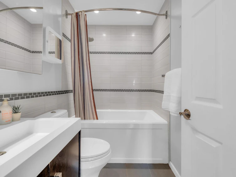 941 E 8th Avenue, Vancouver, BC, V5T 1T7 - 12
