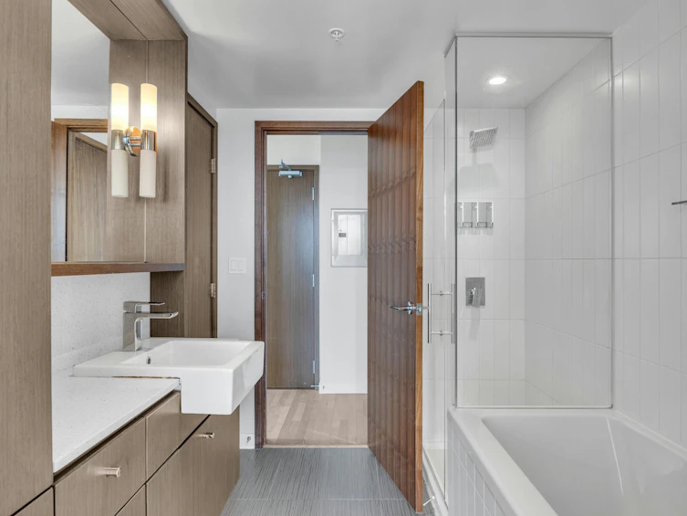 4805-13495 Central Avenue, Surrey, BC, V3T 0K2 - 13