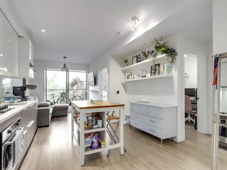 302-379 E Broadway, Vancouver, BC, V5T 1W6 - 2