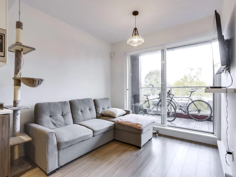 302-379 E Broadway, Vancouver, BC, V5T 1W6 - 3