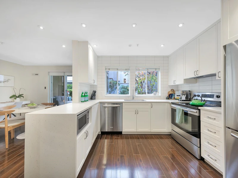 102 - 1860 W 6th Avenue, Vancouver BC V6J 1R6