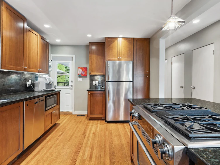 1520 Burrill Avenue, North Vancouver, BC, V7K 1L9 - 9